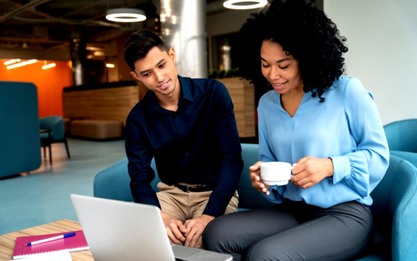 Команда поддержки консультирует партнёров по вопросам сотрудничества